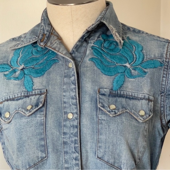Western Denim Bank Tops - Vintage Western Denim Blue Floral Embroidered Denim Shirt - Cowgirl Chic! 🌸🤠